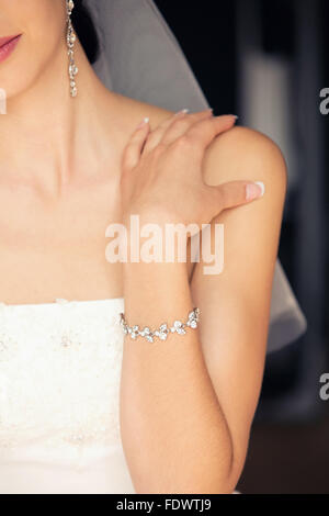 Bracelet bijoutier sur la main de la mariée Banque D'Images