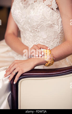 Bracelet bijoutier sur la main de la mariée Banque D'Images