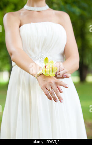 Bracelet bijoutier sur la main de la mariée Banque D'Images
