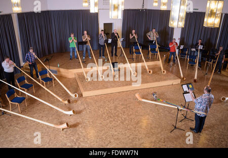 Wartmannsroth, Allemagne. Jan 30, 2016. Tutor Ralf Denninger et les participants à un atelier de cor des alpes dans une chambre à la Bayerische Musikakademie (Académie de musique bavaroise) à Hammelburg, Allemagne, 30 janvier 2016. L'instrument est en bois en ce moment de retour. PHOTO : DANIEL PETER/DPA/Alamy Live News Banque D'Images