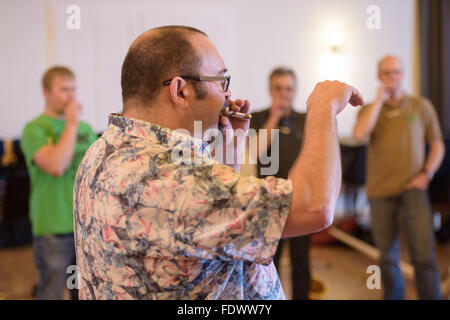 Wartmannsroth, Allemagne. Jan 30, 2016. Tutor Ralf Denninger montre bonne technique de soufflage au cours d'un atelier de cor des alpes dans une chambre à la Bayerische Musikakademie (Académie de musique bavaroise) à Hammelburg, Allemagne, 30 janvier 2016. L'instrument est en bois en ce moment de retour. PHOTO : DANIEL PETER/DPA/Alamy Live News Banque D'Images