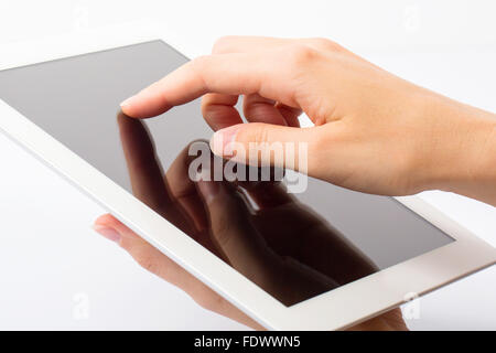 Tablette numérique et les mains sur fond blanc Banque D'Images