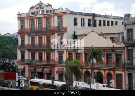 La façade de la fabrique de cigares Partagas à La Havane, Cuba Banque D'Images