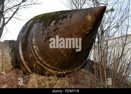 Wuensdorf, Allemagne. 28 janvier, 2016. Les vestiges d'une Winkel-type des tours d'bunker dans Wuensdorf, Allemagne, 28 janvier 2016. Ils appartiennent à l'invulnérable et en partie abri souterrain complexes (dont le nom de 'Maybach J' et 'Maybach II'), qui ont été construits à partir de 1937, avec le "Zeppelin" Centre de communications. Travailler sur Maybach I a été achevée en 1939 et les complexes, jusqu'à 20 mètres de profondeur, est entré en vigueur. Après la guerre, l'armée soviétique utilisé la zone militaire fermée,. PHOTO : BERND SETTNIK/ZB/dpa/Alamy Live News Banque D'Images