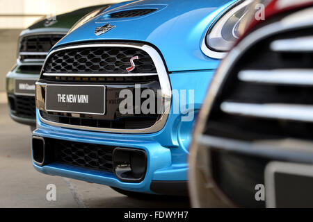 Munich, Allemagne, de nouveaux modèles de la Mini à l'avant de la BMW Welt Banque D'Images