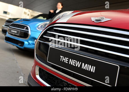 Munich, Allemagne, de nouveaux modèles de la Mini à l'avant de la BMW Welt Banque D'Images