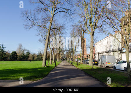 Chemin bordé d'arbres qui traverse les jardins de la salle des pompes à Leamington Spa Banque D'Images