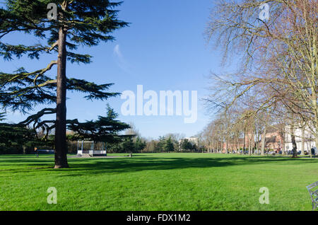 Jardins de la salle des pompes, Leamington Spa dans winter sunshine Banque D'Images