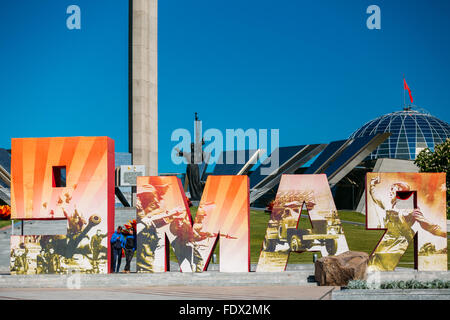 MINSK, BELARUS - 19 mai 2015 : Le réseau est près du bâtiment Musée de la Grande Guerre Patriotique Banque D'Images