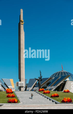 Le réseau est un monument situé près du bâtiment du musée de la Grande Guerre Patriotique à Minsk, Bélarus Banque D'Images