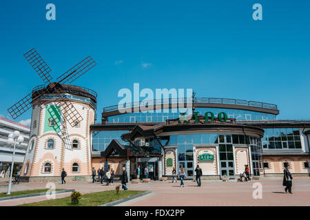 MINSK, BELARUS - 19 mai 2015 : Lido typique self-service restaurant avec cuisine nationale lettone. Banque D'Images