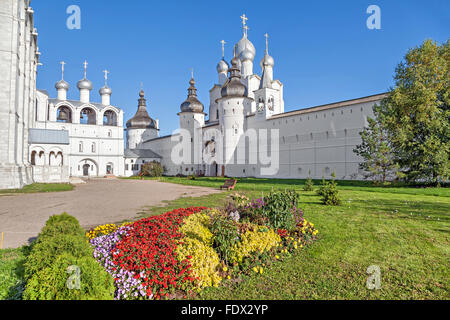 Cathédrale de l'assomption et l'église de la résurrection à Rostov Kremlin Banque D'Images