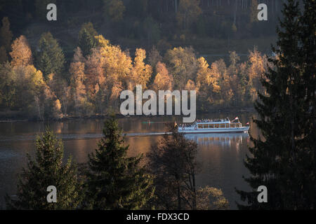 Titisee-Neustadt, Allemagne, une excursion en bateau sur le Titisee en automne Banque D'Images