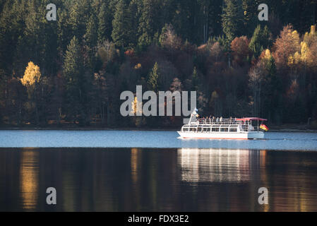 Titisee-Neustadt, Allemagne, une excursion en bateau sur le Titisee en automne Banque D'Images