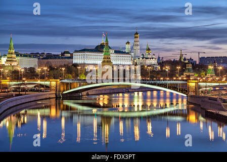 Vue sur le pont Bolshoy Kamenny et Kremlin le matin, Russie Banque D'Images