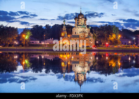 L'église Trinity se reflétant dans l'étang d'Ostankino en soirée, Moscou, Russie Banque D'Images