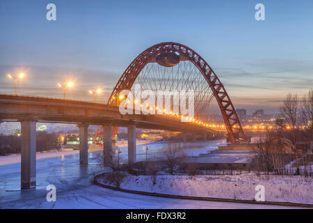 Zhivopisny rouge Suspension Bridge (pont) en soirée d'hiver, Moscou, Russie Banque D'Images