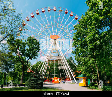 MINSK, BELARUS - 20 MAI 2015 : grande roue de Minsk à central city park Banque D'Images