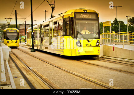 Les Trams arrivant à la gare de Pont d'oreillons, Oldham, Lancashire, UK Banque D'Images