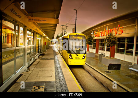 Le tramway arrivant à la gare centrale d'Oldham, Lancashire, UK Banque D'Images