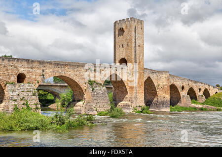 Pont médiéval en pierre dans la région de Frias, province de Burgos, Espagne Banque D'Images