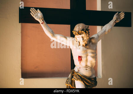 La statue du Christ crucifié sur la croix. La croix chrétienne avec Jésus à l'église Banque D'Images