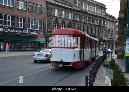 Un câble rouge et blanc tram partira dans les rues de Sarajevo, Bosnie-et-Herzégovine. Banque D'Images