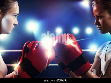 Deux femmes boxer gants en saluent avant de lutte Banque D'Images