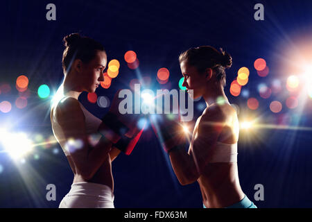 Deux femmes boxer gants en saluent avant de lutte Banque D'Images