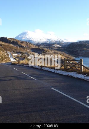 La montagne enneigée à la fin du Loch Inchard, près de Tongue en Écosse Janvier 2016 Banque D'Images