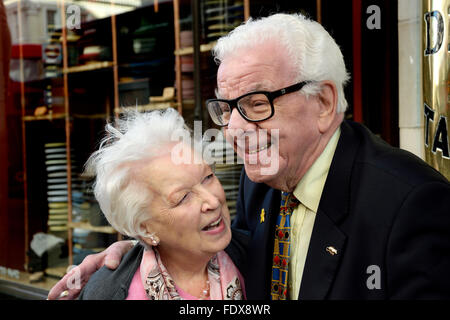 Barry Cryer et June Whitfield en dehors de l'ancien de l'année, Simpsons, The Strand, London 2e Feb 2016 Banque D'Images