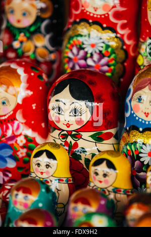 Des poupées russes d'emboîtement Matreshka au marché. Babouchka Matrioshka sont les plus populaires de souvenirs de la Russie. Banque D'Images