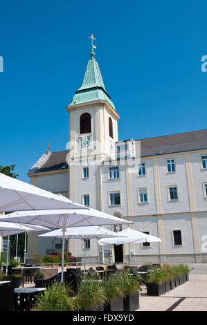 Am Kahlenberg St. Josefskirche dans les montagnes au-dessus de Vienne, avec le restaurant Kahlenberg en premier plan Banque D'Images