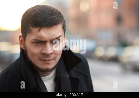 Portrait d'un homme avec un sourcil levé outdoor Banque D'Images