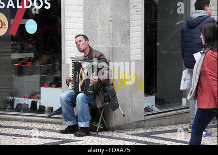 Homme aveugle jouant son Dallape accordéon dans la rue à Porto Banque D'Images