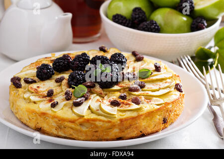 Kugel plat traditionnel tarte aux pommes pâtes au four Banque D'Images