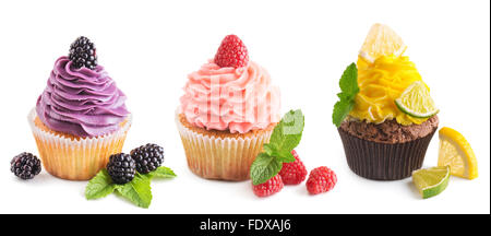 Collection de cupcakes lumineux avec les baies fraîches isolées sur whi Banque D'Images