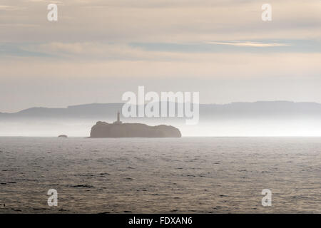 Un phare dans l'île de Mouro, Santander (Espagne) Banque D'Images