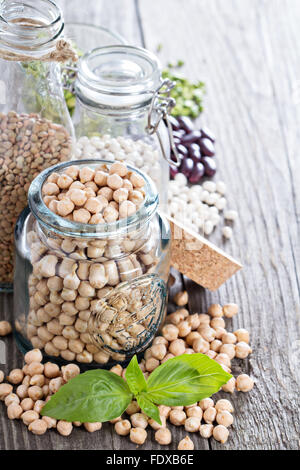 Les lentilles et haricots secs dans des bocaux en verre et les bouteilles Banque D'Images