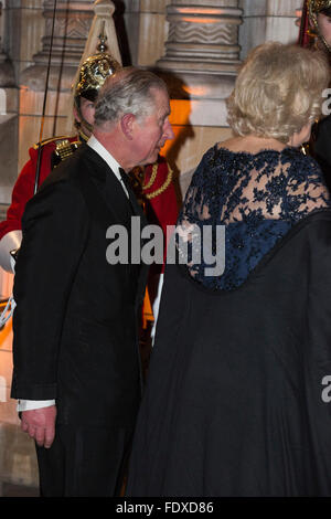 Londres, Royaume-Uni. 2 février 2016. Le Prince Charles, le Prince de Galles avec Camilla, Duchesse de Cornwall. Tapis rouge pour les arrivées d'Asie Dîner annuel de la fiducie au Musée d'Histoire Naturelle. Crédit : Images éclatantes/Alamy Live News Banque D'Images