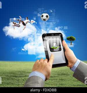 Close-up image of man's hands holding tablet pc avec photo de ball Banque D'Images