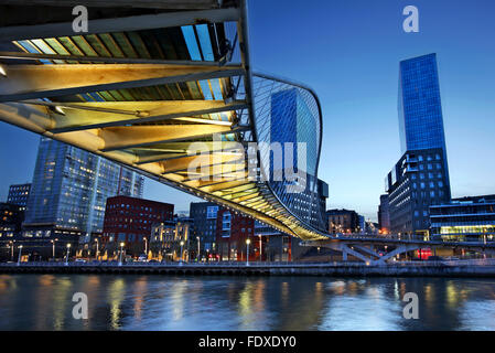 Le Basque (Zubizuri pour "pont blanc"), de l'autre côté de la rivière Nervion à Bilbao, en Espagne. Banque D'Images