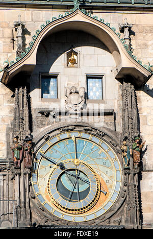 L'église de Notre-Dame de Tyn. Horloge astronomique de Prague, l'Orloj, dans la vieille ville de Prague Banque D'Images