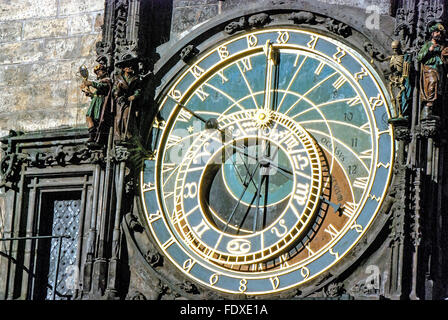 L'église de Notre-Dame de Tyn. Horloge astronomique de Prague, l'Orloj, dans la vieille ville de Prague Banque D'Images