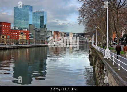 Le Basque (Zubizuri pour "pont blanc"), de l'autre côté de la rivière Nervion à Bilbao, en Espagne. Banque D'Images