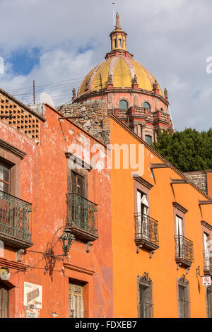 Le dôme de la chapelle de l'Immaculée Conception connue sous le nom de nonnes dans le centre historique de San Miguel de Allende, Mexique. Banque D'Images