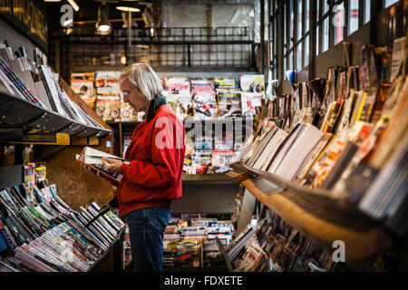 L'intérieur du magasin de livre au marché public de Seattle Banque D'Images