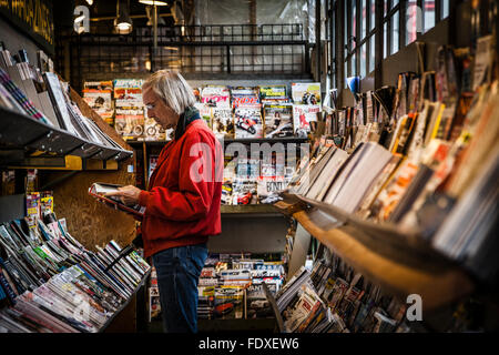 L'intérieur du magasin de livre au marché public de Seattle Banque D'Images