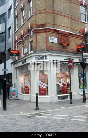 London,UK,1 216 Février zeste,pharmacie située à 18 Broadwick Street, Soho, au coin de la rue du marché Bewick coeur du West End de Londres 1950 est établi à fermer en raison d'redelopment.partie vieux Soho c'est disparition est regretté par beaucoup. Banque D'Images