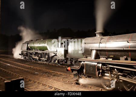 BR 'Princesse' Couronnement 4-6-2 N° 46233 'Duchess of Sutherland' et 'BR 5MT' 4-6-0 N° 45305 poser à Barrow Hill Banque D'Images